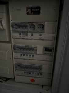 Photo de galerie - Pose et raccordement des tableaux électriques 