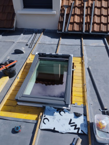 Photo de galerie - Remplacement d'un velux sur une toiture en zinc QUARTZ 