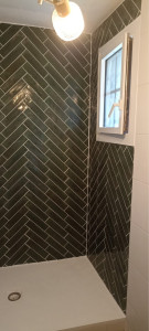 Photo de galerie - Pose chevron sur un mur de salle de bain 