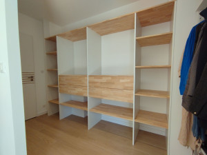 Photo de galerie - Création d'un dressing en hévea avec 4 tiroirs ainsi que des emplacements pour une penderie et porte pantalon 