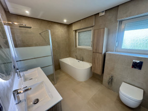 Photo de galerie - Voici une salle de bain complète