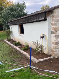 Photo de galerie - Réalisation d’une bordure en pavés ancien en granite 
