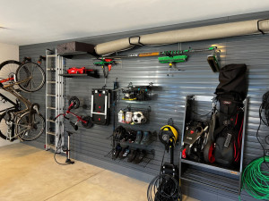 Photo de galerie - Aménagement et optimisation de garage : montage d'un système de rangement robuste pour un espace pratique et sécurisé.