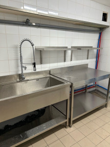 Photo de galerie - Assemblage et pose d’un bac à plonge et étagères en inox pour un restaurant 
