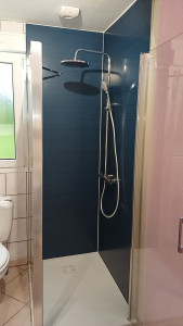 Photo de galerie - Pose d'un bac ainsi une paroi et la porte de douche
Pose d'un panneau pvc bleu 
Remplacement d'une colonne de douche. 
Joint Silliconne. 

