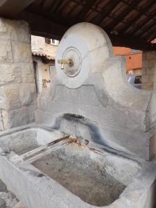 Photo de galerie - Intervention sur une fontaine d'eau (non potable) public datant de 1890, pour changer le bec par un bouton poussoir afin d'assurer le non gaspillage de l'eau sur l'espace public.