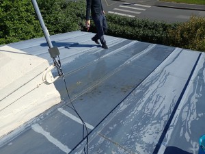 Photo de galerie - Réparations plus reprise d étanchéité et nettoyage d une toiture zinc 