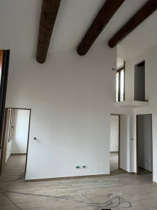 Photo de galerie - Préparation et peinture finale blanche - Murs lisses et lumineux sous poutres