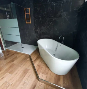Photo de galerie - Rénovation salle de bain douche à l’italienne plus baignoire carrelage et lino plomberie encastré 