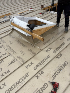 Photo de galerie - Pose d’une fenêtre de toit (Velux) avec une installation soignée, garantissant une parfaite étanchéité et une finition de qualité.