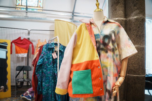 Photo de galerie - Veste en patchwork de velours et combinaison peinte à la bombe 

Les deux pièces ont été confectionner par les soins 