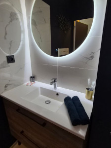 Photo de galerie - Salle de bain avec serviettes fournies et kit brosse a dent et coton inclus.