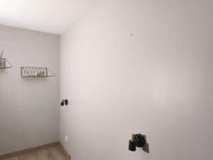 Photo de galerie - Réparation des appliques murales suite à une chute (trou dans le mur) donc Enduit + Peinture fraîche 