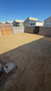 Photo de galerie - Remise à niveau du sol pour accueillir le futur gazon synthétique 