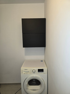 Photo de galerie - Pose de meubles dans une buanderie.