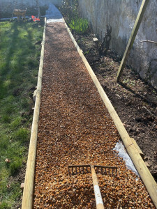 Photo de galerie - Pose de demi lisse pour chemin en gravier 