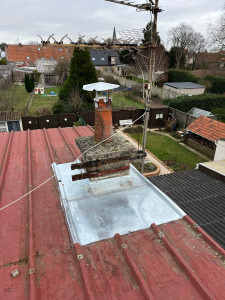 Photo de galerie - Entourage cheminée sur bac acier avec une pente quasiment nul.