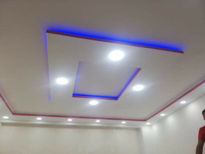 Photo de galerie - Plafond lumière cachée avec les spots et la peinture 