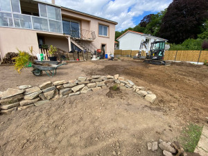 Photo de galerie - Remise en forme du terrain avec enrochement et pose de clôture avec soubassement béton et remplissage clôture en lame de bois