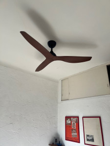 Photo de galerie - Installation d’un ventilateur au plafond dans une pièce, avec fixation sécurisée et branchement électrique propre