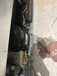 Photo de galerie - Remise en place du nouveau compresseur frigo 