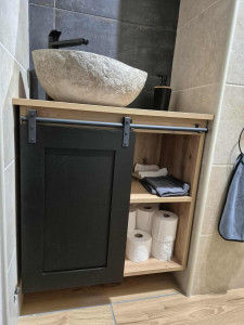 Photo de galerie - Meuble wc sur mesure pensé conçu a l'atelier et installer avec une vasque en pierre naturelle selon les exigences client 