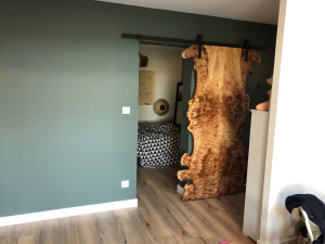 Photo de galerie - Pose d' un parquet stratifié et création d'une porte coulissante sur mesure en loupe de peuplier.