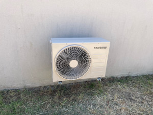 Photo de galerie - Pose d’une climatisation réversible Samsung avec son unité extérieure, pour garantir un confort optimal été comme hiver. 