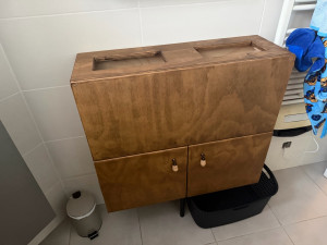 Photo de galerie - Création d’un meuble pour la salle de bain, les affaires Salle avec une cloison pour séparer le blanc et le reste avec deux portes aimantées tout réaliser avec nos propres moyens du début à la fin