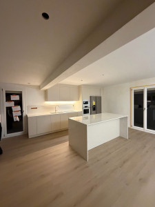 Photo de galerie -  Spécialiste montage de cuisines. Îlot central, colonnes four/micro-ondes, frigo US, bande LED. Assemblage précis, ajustements et finitions impeccables. Résultat professionnel.