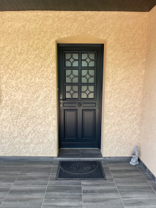 Photo de galerie - Mis en peinture de cette porte d’entrée ( couleurs chêne de base) en gris anthracite.