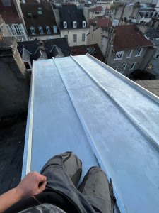 Photo de galerie - Couverture à tasseaux sur chien assis 