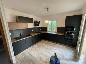 Photo de galerie - Pose d’une cuisine aviva 