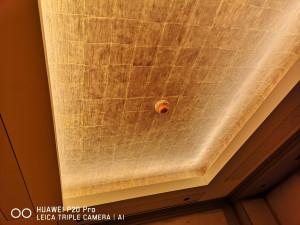 Photo de galerie - Plafond déco avec pose papier peint or