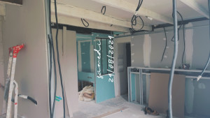 Photo de galerie - Pose verrière alu vitrée et prépa tête de lit placo avec prise incrusté 