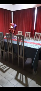 Photo de galerie - Montage d'une table de salle a manger et huit chaises 