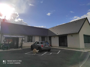 Photo de galerie - Rénovation d'une couverture, avec des anciennes tuiles et entourage cheminée et pose couverture neuve avec changement des entourage cheminée 