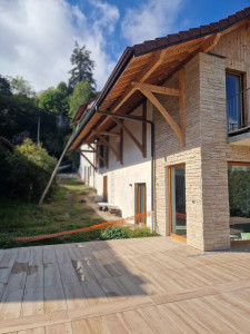 Photo de galerie - Pose de pierre de parement, façade en frottée fin et pose de carrelage autour de la piscine 