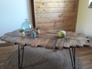 Photo de galerie - Table basse sur mesure en patchwork de palettes, pieds épingles 