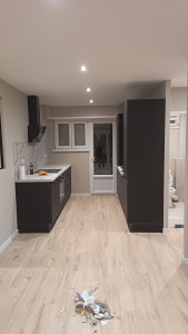 Photo de galerie - Rénovation complète de cuisine et intérieur : pose d’éléments, revêtement de sol, finitions soignées et modernisation de l’espace. Travail propre, sérieux et durable. Strasbourg, Saverne et alentours. Devis gratuit.