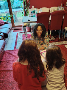 Photo de galerie - Activité de jeux de société et d'apprentissage dans une ambiance conviviale. Je favorise les activités calmes, éducatives et amusantes qui permettent aux enfants de s'épanouir en toute sécurité.