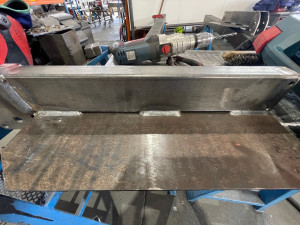 Photo de galerie - Assemblage acier avec platine soudée sur profilé rectangulaire. Soudure solide et uniforme, préparation des bords et mise en place soignée pour garantir un support robuste et parfaitement aligné.