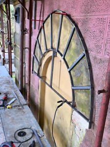 Photo de galerie - Réalisation d'une structure métallique pour faciliter la réalisation d'une façade. 