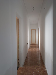 Photo de galerie - Rénovation couloir avec pose de carrelage, boiserie et mise en peinture.