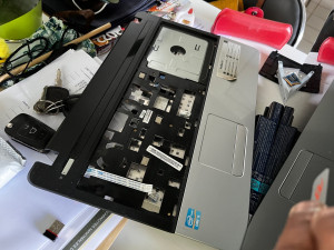 Photo de galerie - Le démontage du pc pour remplacer le clavier et du SSD