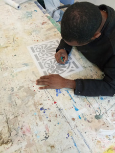 Photo de galerie - Préparer le dessin au pochoir pour nous donner la forme qui nous plaît. Nous concevons toutes les formes que vous souhaitez.