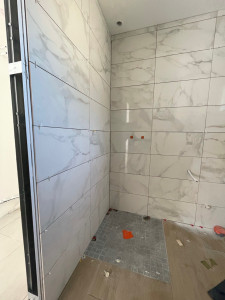 Photo de galerie - Réalisation salle de bains faïence marbre en blanc 2 panneaux (murs) 