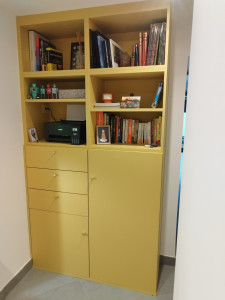 Photo de galerie - Bureau : montage et peinture d'un meuble en kit, réalisation de finition sur mesure.