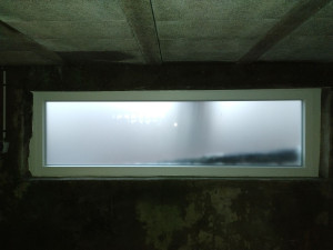 Photo de galerie - Pose d'un châssis fixe pvc blanc ral 9016 et vitrage dépoli