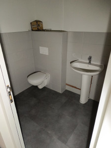 Photo de galerie - Installation sanitaire dans des locaux d'entreprise sol PVC clipsable + pose bâti support Geberit + habillage placo+ Finition carrelage 20x40